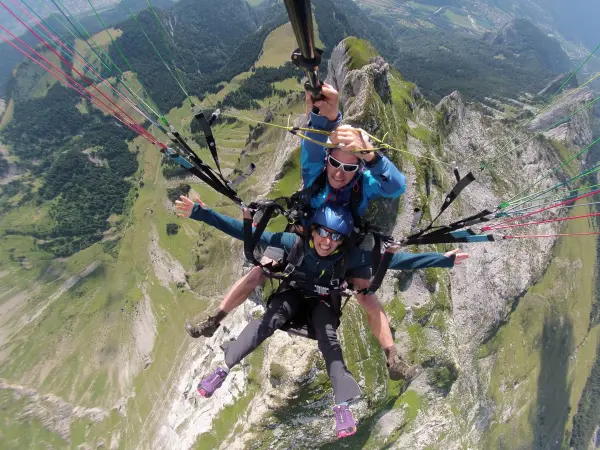Vol biplace au-dessus de la barre d'Aujon à Flaine en été