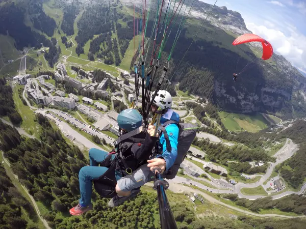 Vol biplace au-dessus de la station de Flaine