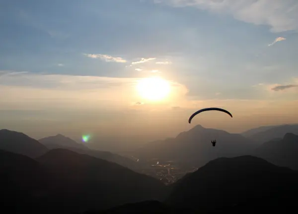 Vol au coucher du soleil avec une vue sur le Môle et la vallée de l'Arve