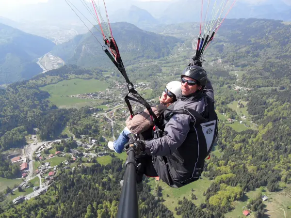Vol biplace au-dessus du village des Carroz d'Arâches en été