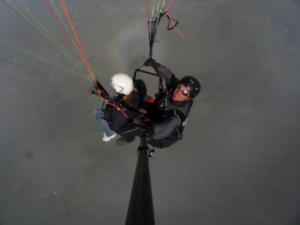 Vol biplace dans un nuage au-dessus des Carroz d'Arâches