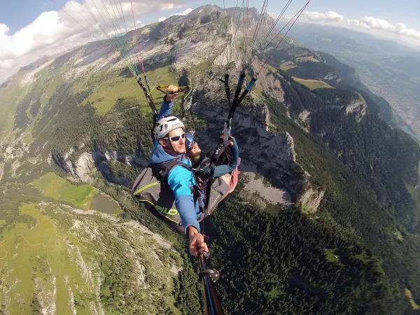 Vol biplace au dessus du lac de Flaine et du Belvédère d'Aujon à Flaine en été