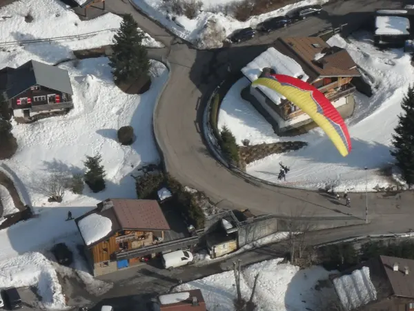 Vol biplace au-dessus du village des Carroz d'Arâches en hiver