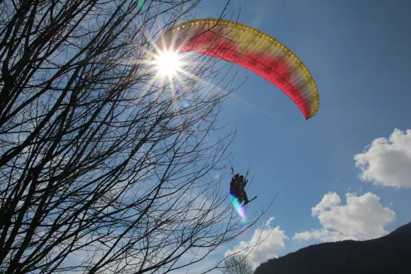 Vol biplace ski aux pieds en hiver