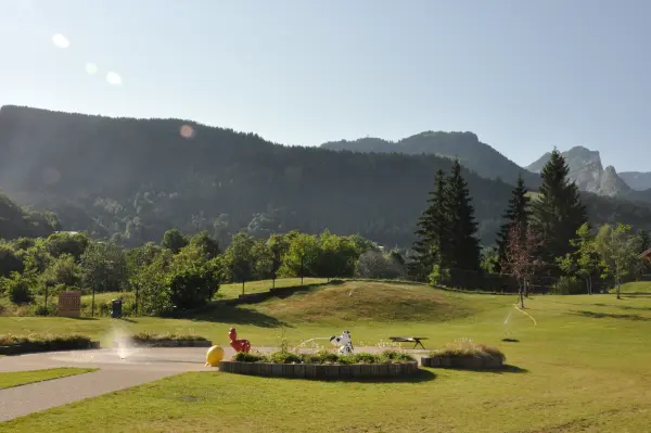 vastes pelouses et jeux d'eau