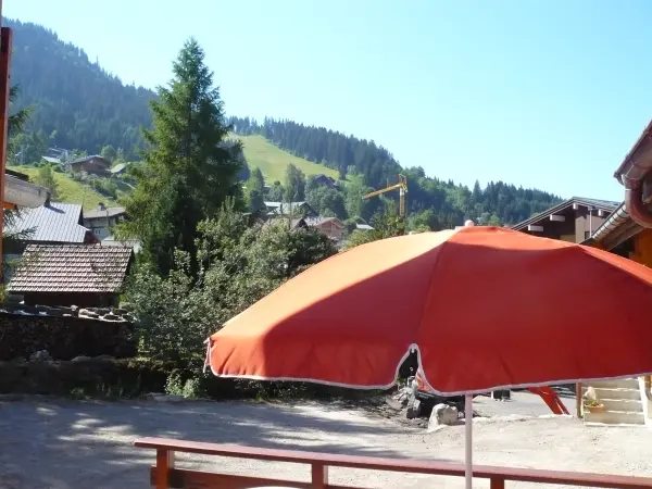 Vue depuis la terrasse et fenêtre cuisine