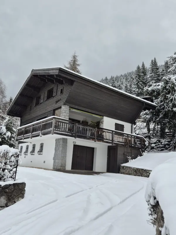 Chalet + cour en hiver