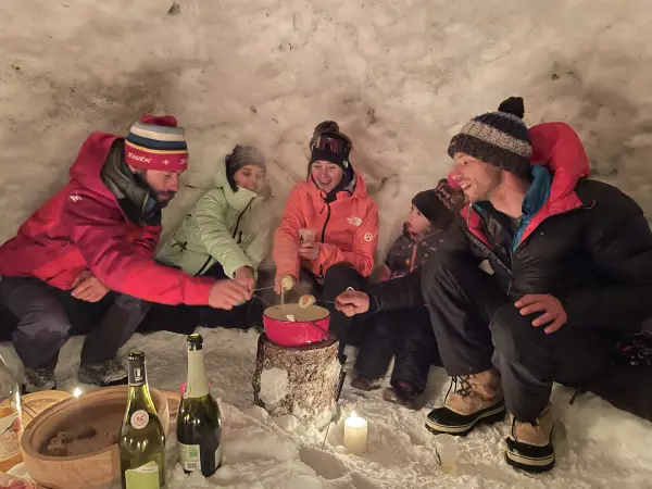 Fondue dans l'igloo avec Igloo Raquettes_Les Carroz-d'Arâches