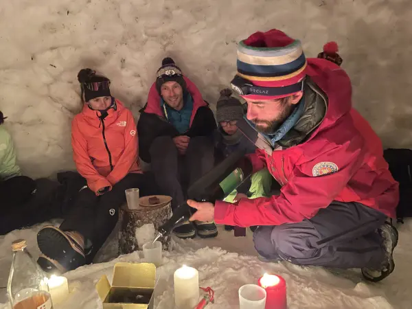 Fondue dans l'igloo avec Igloo Raquettes_Les Carroz-d'Arâches