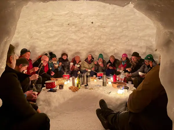 Fondue dans l'igloo avec Igloo Raquettes_Les Carroz-d'Arâches