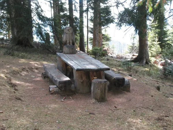 tables et sculptures entre col de cou et PlaineJoux