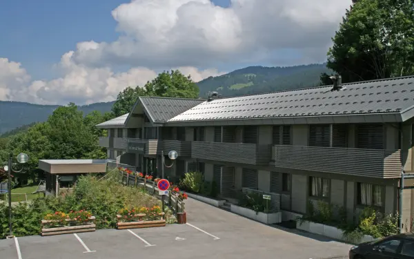 Facade hotel ecologique La Croix de Savoie