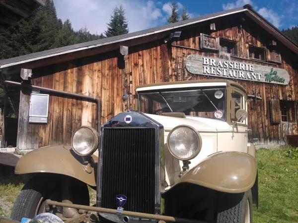 Extérieur + voiture ancienne