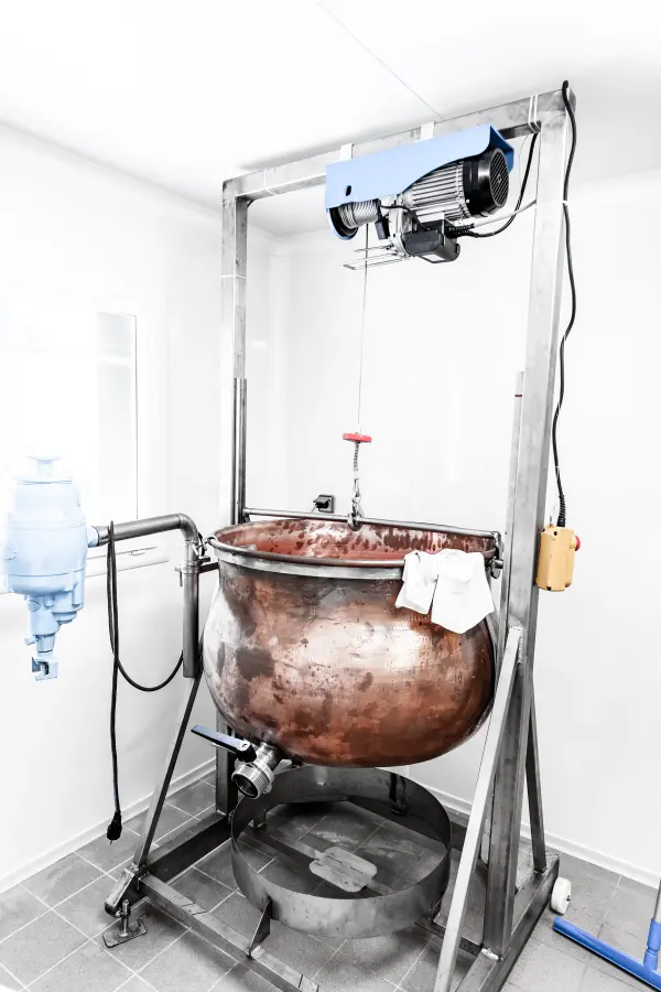 Le lait est chauffé dans un chaudron en cuivre