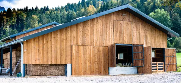 Le stockage de la paille et les enclos des chèvres