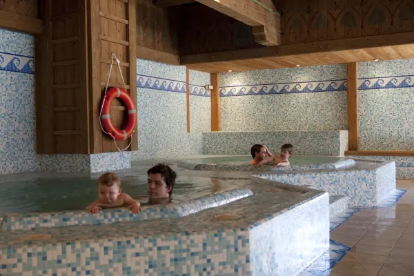 Piscine intérieure Les Fermes du Soleil