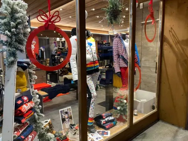 Vitrine magasin Skiset Les Carroz