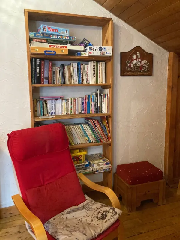 Bibliothèque avec jeux
