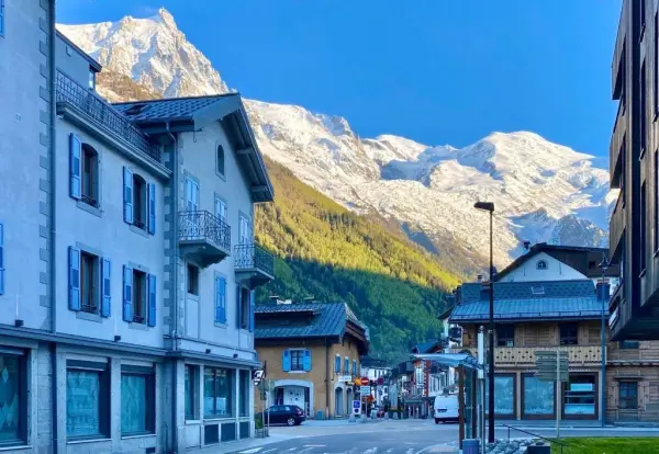 Vue Rue Vallot  / Avenue du Mont-Blanc. Arrêt de Bus Mummery