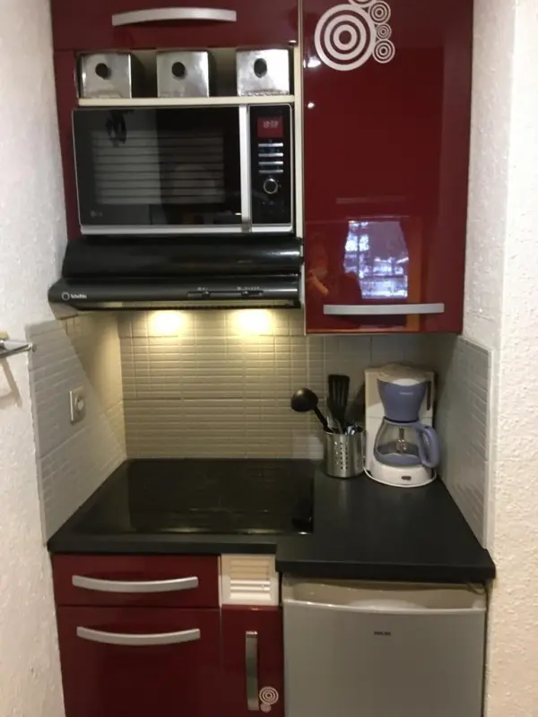 cuisine équipée de plaque induction, cafetière, frigo,four grill MO 