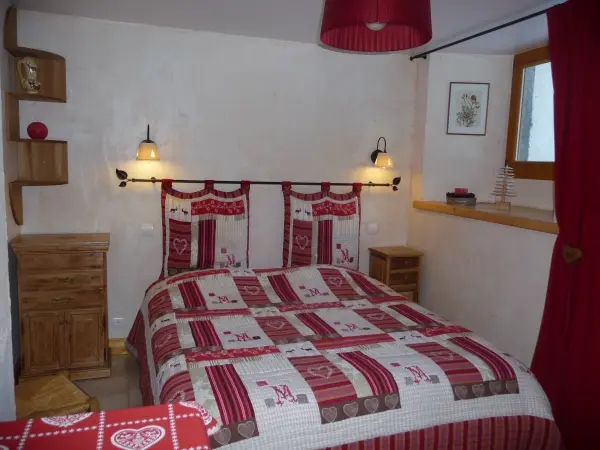 Appartement Mémé Rosa - CHAMEL Chambre rouge Grand lit