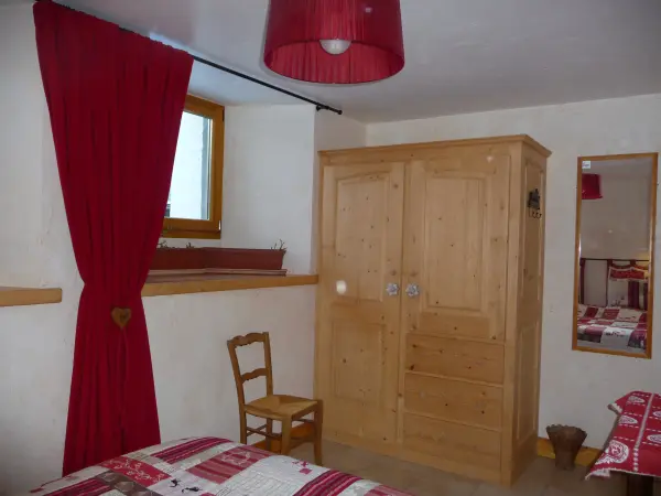 Appartement Mémé Rosa - CHAMEL Chambre rouge Grand lit
