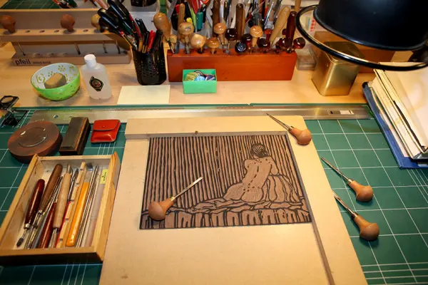 Gravure d’une planche de linoléum sur plan de travail
