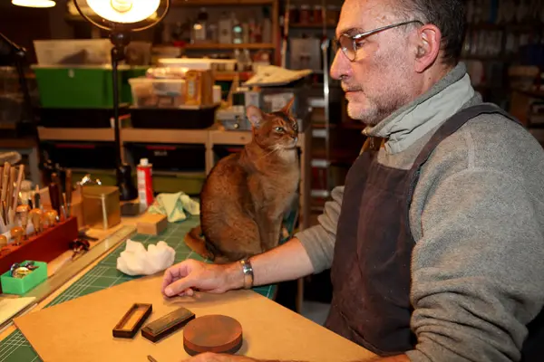 Affûtage des outils de gravure avec des pierres à huile