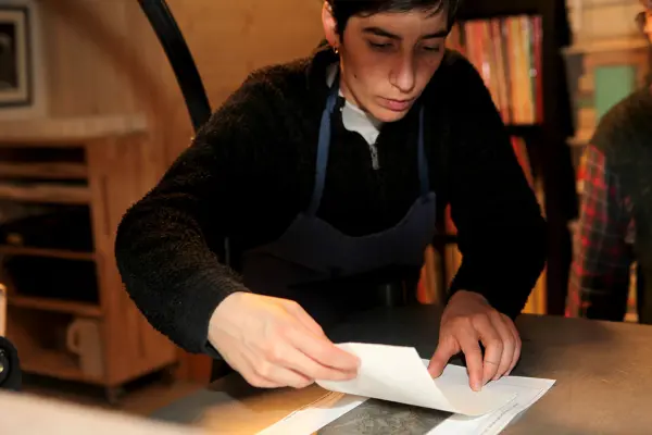Dépose du papier pur chiffon sur la plaque et un gabarit
