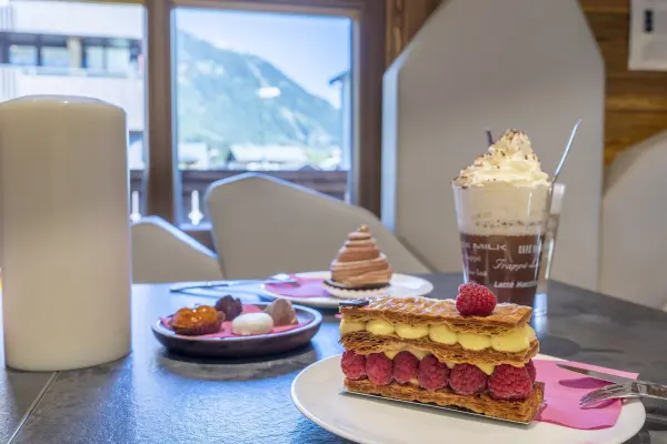 Pâtisseries fines et boissons chaudes gourmandes