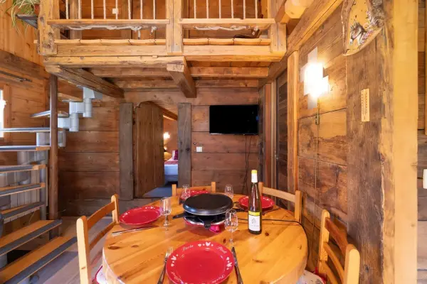 Pièce principale, avec la vue sur le chalet intérieur