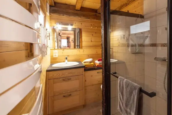 Salle de bain avec la douche