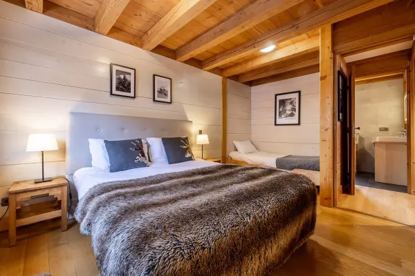 Chambre, un grand lit et un lit simple