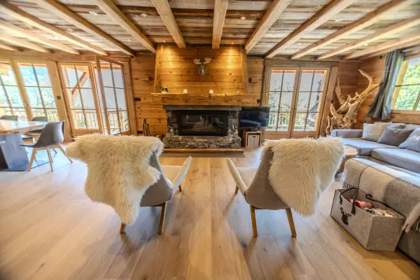 Un grand espace à vivre avec coin salon, cheminée et salle à manger