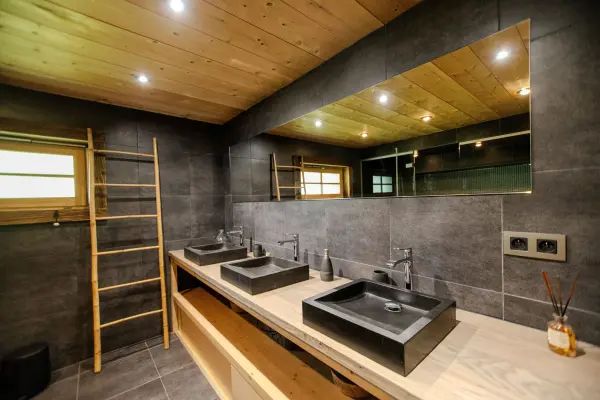 Une grande salle de bain avec douche à l'italienne et hammam