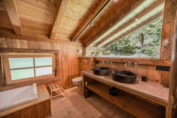 Une grande salle de bain et douche 
