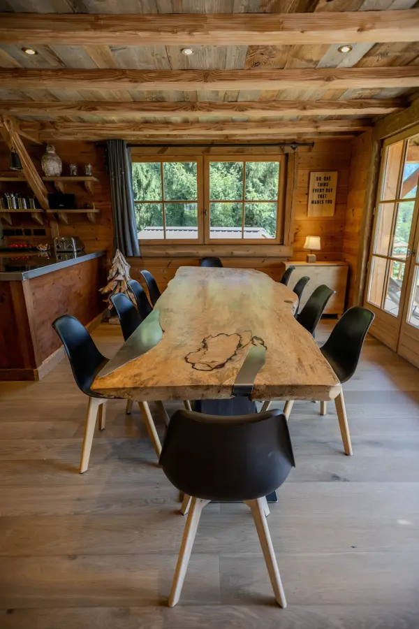 Une grande table en bois réalisée par un artisan local