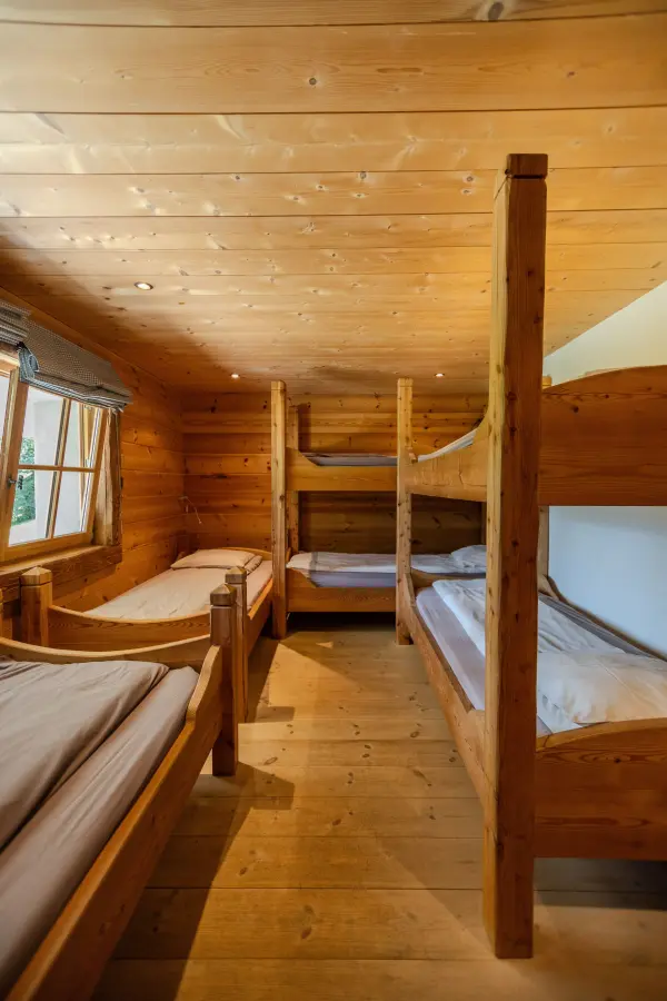 Une chambre confortable avec 6 lits simples