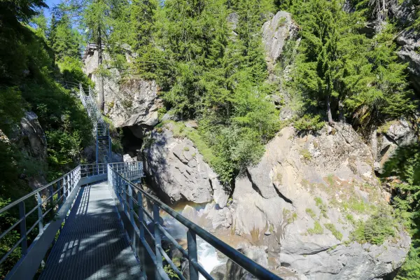 La passerelle au-dessus de la cascade