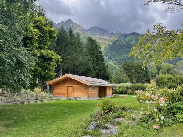 GARAGE FERME AVEC RECHARGE ELECTRIQUE 