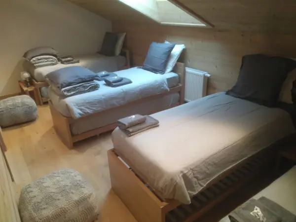 DORTOIR de 4 lits 1 personne, 1 canapé, commode, penderie
