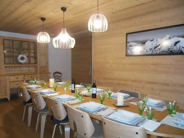 Salle à manger avec accès petit balcon, éclairée par baie vitrée