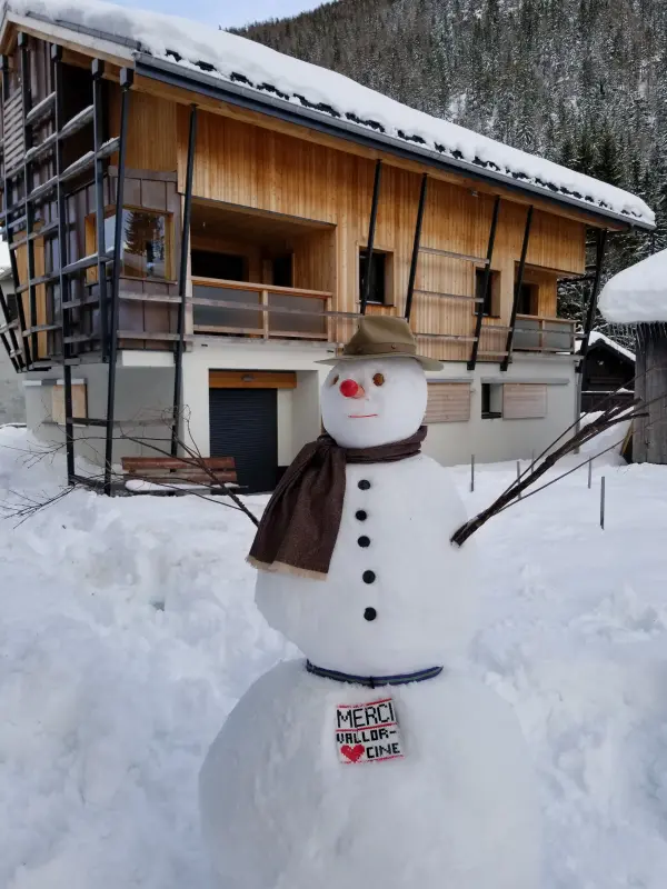 Vue Hiver Chalet Walser, bonhomme de neige, ski piste rando fond 