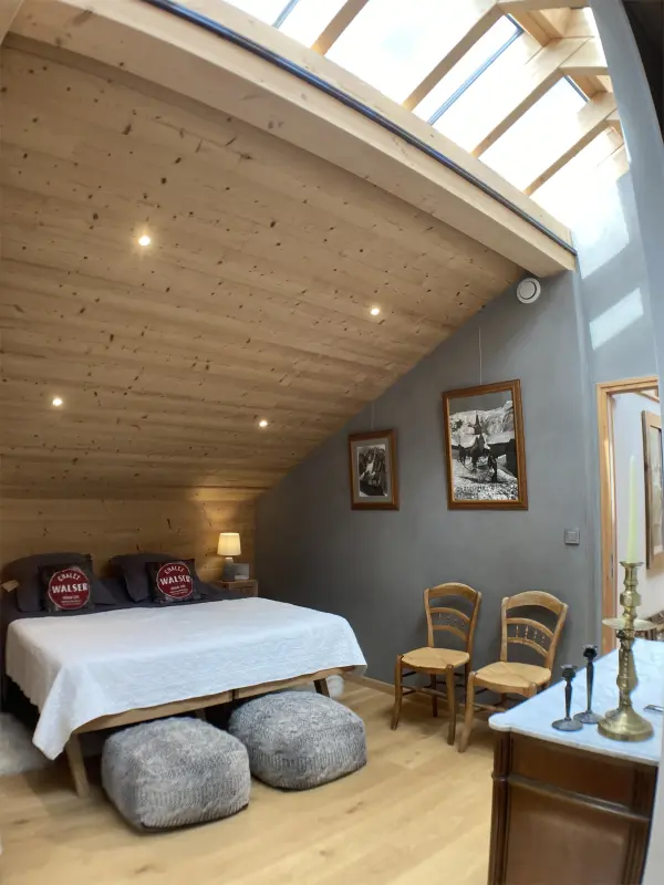 GRANDE CHAMBRE LUMINEUSE avec SALLE DE BAINS en SUITE, côté TELECABINE