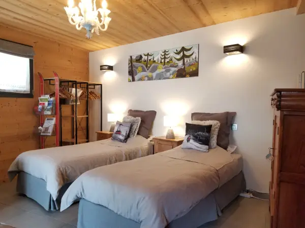 CHAMBRE REZ DE CHAUSSEE, lit double ou 2 lits simples 1 canapé 1 place