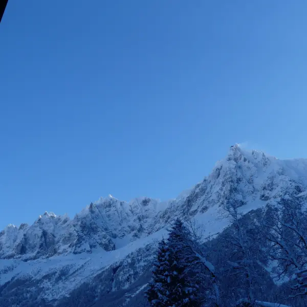 La vue sur les sommets enneigés