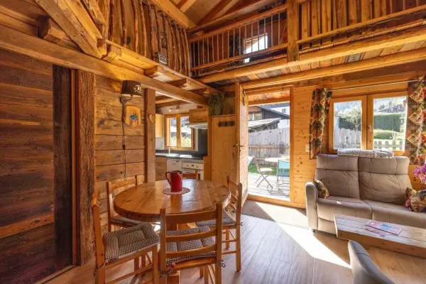 Le salon face au chalet 