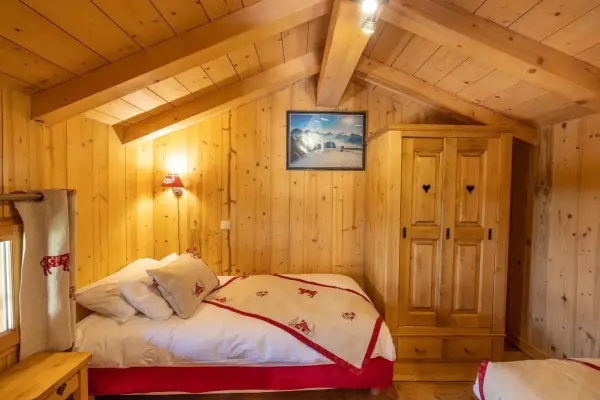 Chambre à l'étage avec 2 lits simple