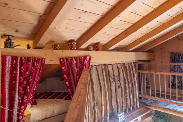 Mezzanine avec un lit simple