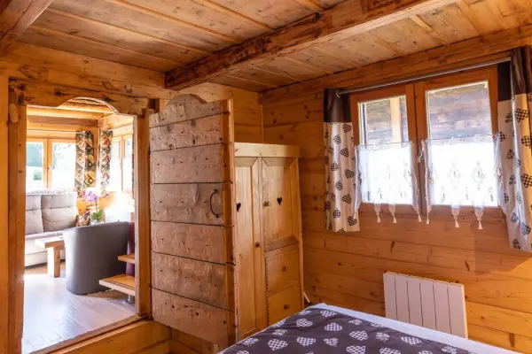 Voilà la chambre parentale, il vous faudra enjamber le seuil.
